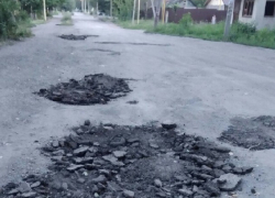 «Переносным асфальтом» назвали шахтинцы способ ремонта ям в поселке Майский