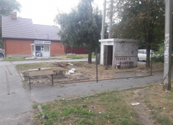 Шахтинцы возмущены строительством нового ларька на газоне