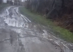 Утечка воды размывает грунтовую дорогу на улице Благодатной в Шахтах