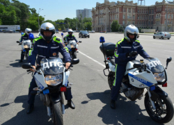 Ростовские сотрудники ГИБДД отметили автопробегом 80-летний юбилей образования службы