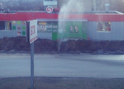 В Шахтах возле «Пятерочки» прорвало трубу