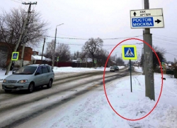 Пешеходный переход на улице Ионова в Шахтах ведет в сугроб