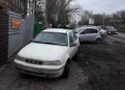  На улице Ионова в Шахтах школьника приходиться лавировать между машинами