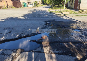 Дорогу Минского переулка в Шахтах круглосуточно размывает канализацией