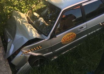 От удара в парапет нос такси собрался в гармошку в Шахтах 