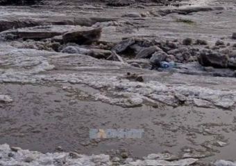 Канализационные течи парализовали движение на улице Карпинского в Шахтах