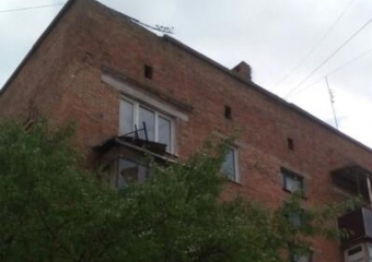 С высоты пятого этажа рухнул бетонный балкон в Шахтах