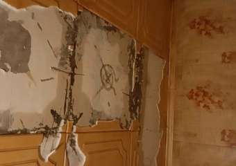 Управляющая компания игнорирует протечку крыши жилого дома в Шахтах