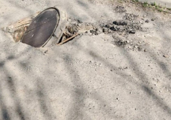 Открытый люк рядом с детским садом на ХБК в Шахтах беспокоит жителей 