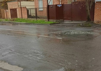 Жители переулка Красный Шахтер страдают от прорыва трубы