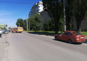 Девочку, попавшую под школьный автобус на Хабарова, пытаются спасти шахтинские хирурги