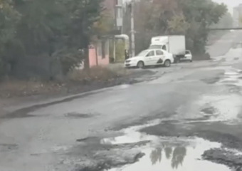 Жители улицы Мичурина рядом со школой №36 в Шахтах жалуются на состояние дороги