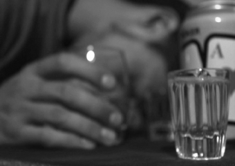 Смерть друга пьяная компания в Шахтах заметила только утром