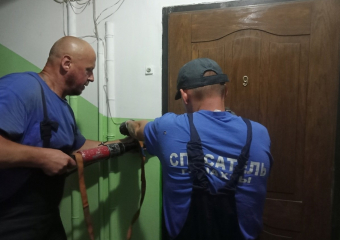 Шахтинские спасатели помогли пожилой женщине, упавшей в закрытой квартире и не сумевшей встать