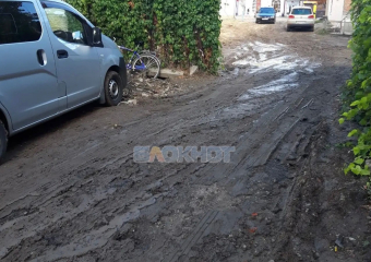 Размытая дорога, кучи мусора — то, что видят актеры, приезжающие в Шахтинский театр