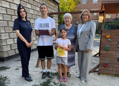 Полицейские помогли шахтинским школьникам подготовиться к учебному году