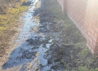 Прорыв водопровода затапливает дворы на улице Воровского в Шахтах