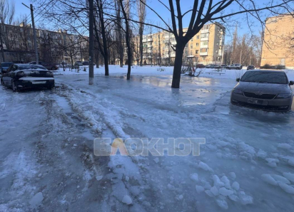 Автомобили оказались замурованы под коркой льда толщиной 20 см на ХБК в Шахтах