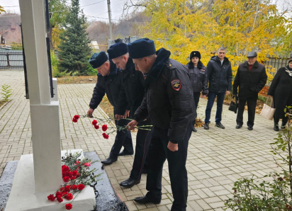 В Шахтах почтили память сотрудников ОВД, погибших при выполнении служебного долга