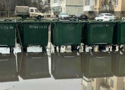 Жители Шахт страдают из-за затопленной мусорной площадки