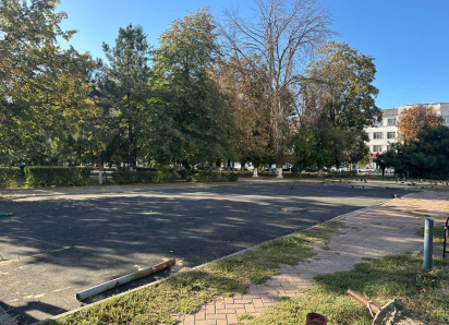 Детскую площадку в центре Шахт снесли, оставив пустой участок