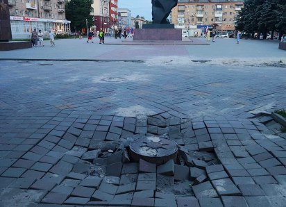 Плитка в центре Шахт начала разрушаться