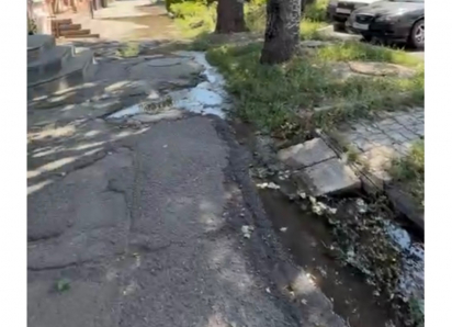 Порыв воды затапливает территорию и размывает грунт на улице Ленина в Шахтах