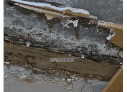 Два года протекает крыша и затапливает квартиры на улице Холодова в Шахтах