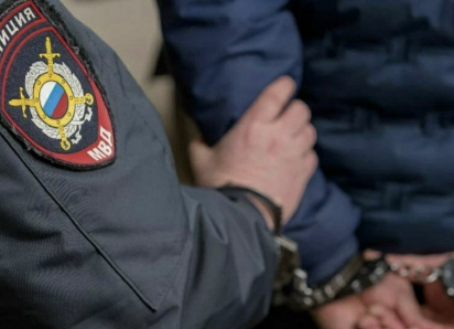 Шахтинец разбил стекло в чужой машине с целью прокатиться, но далеко не уехал