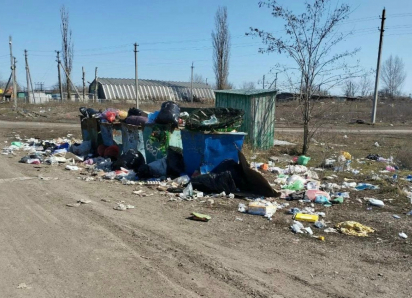 Территория городского кладбища в Шахтах утопает в мусоре