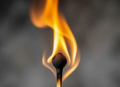 Сгорела хозпостройка и кровля двухэтажного дома в Шахтах