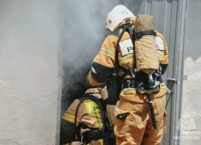 На машзаводе в Шахтах из горящего дома эвакуировали 15 человек
