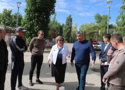 Замминистра ЖКХ Ростовской области проверил ход благоустройства Александровского парка 