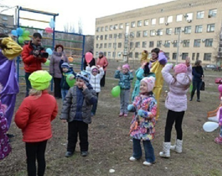 В Шахтах открыли новую детскую площадку