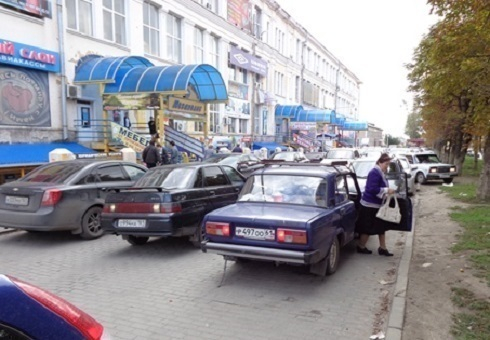 В Шахтах будут бороться с водителями, которые паркуются на Советской и Победы Революции вторым рядом