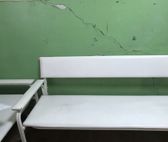 «Стены лопаются, потолок обваливается» - ужаснулись состоянию детской больницы жители Шахт