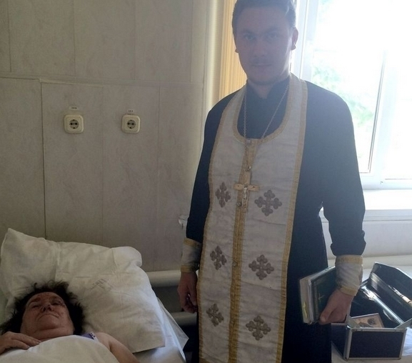 Шахтинские священники поддерживают пострадавших в ДТП пассажиров автобуса