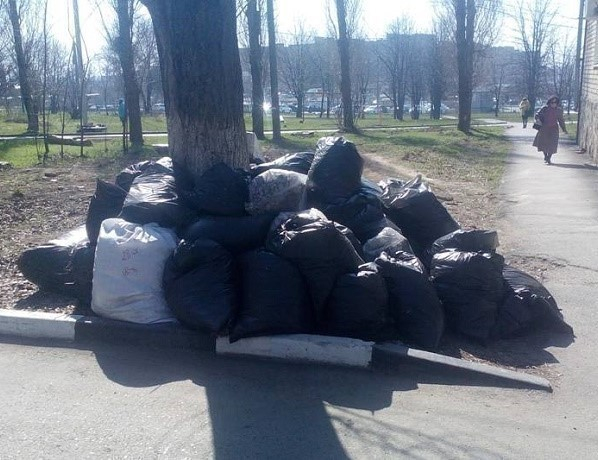 Более 110 мешков мусора собрали при уборке около дома на улице Индустриальной
