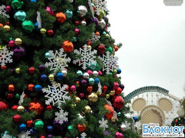 В поселках города Шахты начали устанавливать новогодние елки