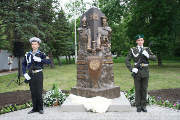 В Александровском парке открыли памятник пограничникам
