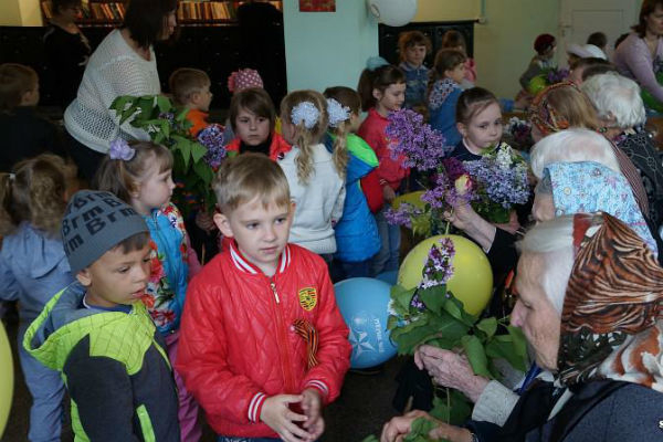 В Шахтинском пансионате для престарелых волонтеры организовали праздник