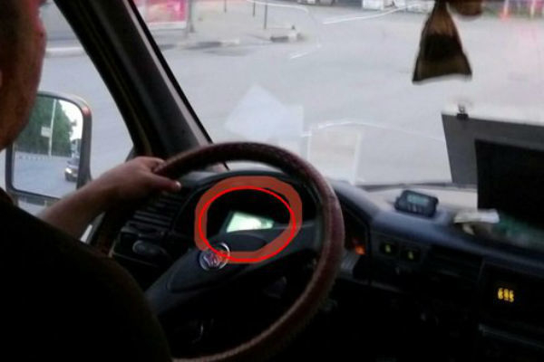 Водитель маршрутки в Шахтах во время движения смотрел сериал по телефону