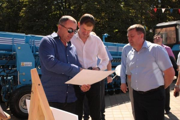 Министр экономики области Максим Папушенко посетил выставку «ЭКСПО-2016» в Шахтах