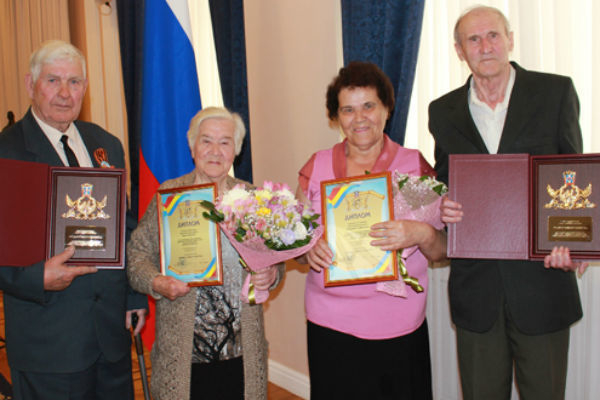 Две шахтинские супружеские пары получили награды от губернатора