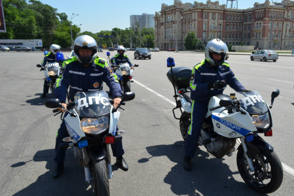 Ростовские сотрудники ГИБДД отметили автопробегом 80-летний юбилей образования службы