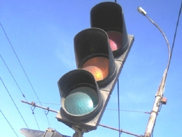 «Неработающие светофоры сбивают с толку и водителей, и пешеходов», - жалуются шахтинцы