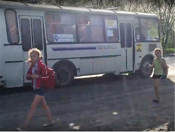 Шахтинские школьники ежедневно подвергают свою жизнь опасности из-за отсутствия пешеходного перехода в поселке Аюта