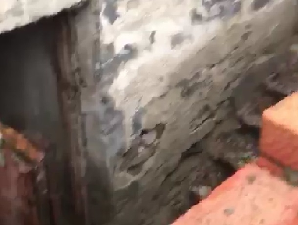 Ремонт крыши над входом в подвал на улице Садовой в Шахтах идет уже пять месяцев