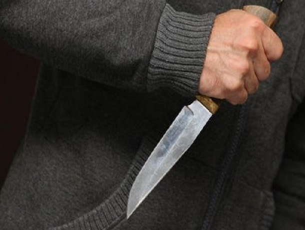 Ножом в живот ударил 74-летний пенсионер из Шахт молодого парня