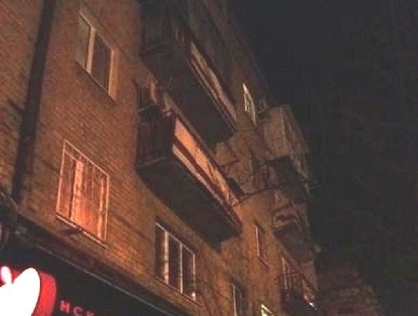 Аварийный балкон напугал шахтинку на проспекте Победы Революции
